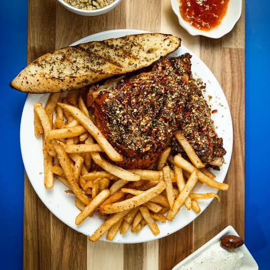 Demi-poulet avec frites, sauce et pain