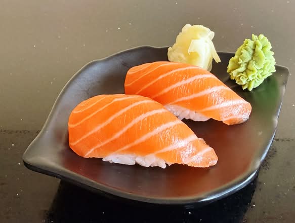 T1 Salmon Sushi （2pcs，Raw fish）