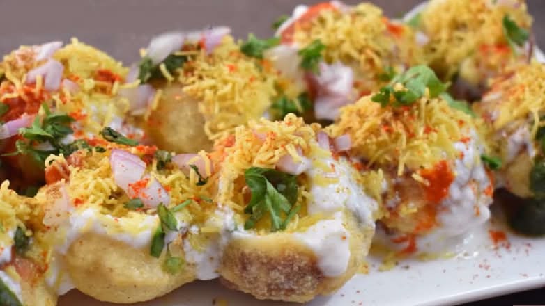 Batata Puri (Dahi wale Golgappe)