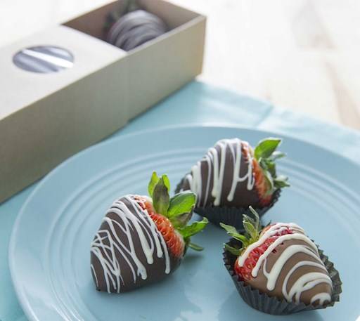 5 Fraises trempées dans le chocolat / 5 Strawberries dipped in chocolate