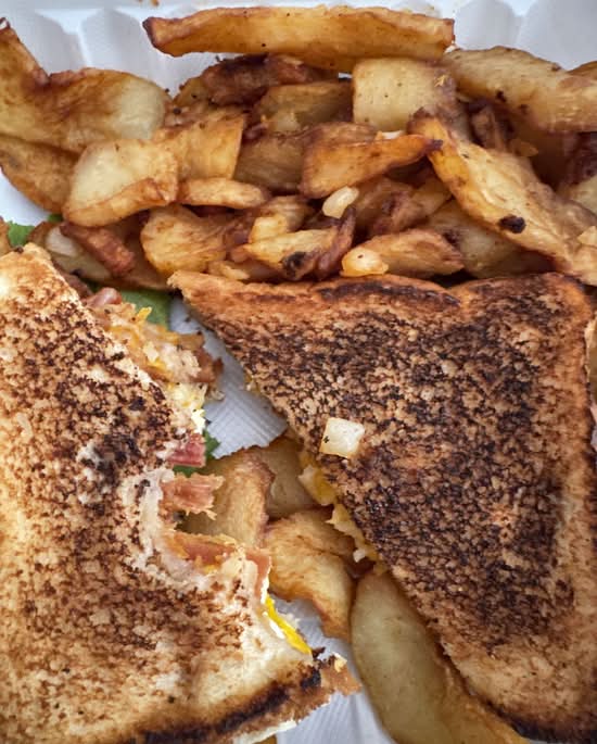 Sandwich aux œuf, bacon et fromage (Egg, Bacon, and Cheese Sandwich)