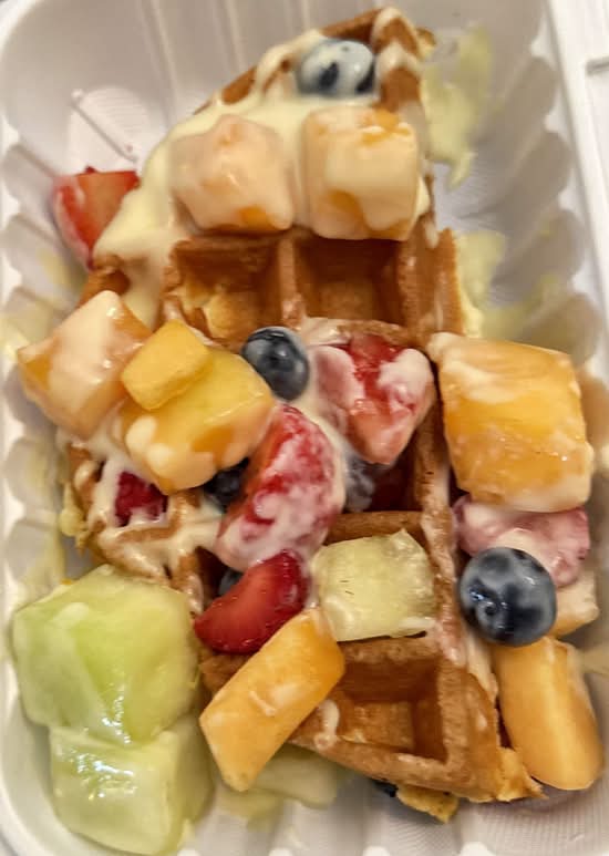 Demi gaufre aux fruits et crème anglaise (Half Waffle with Fruits and English Cream)