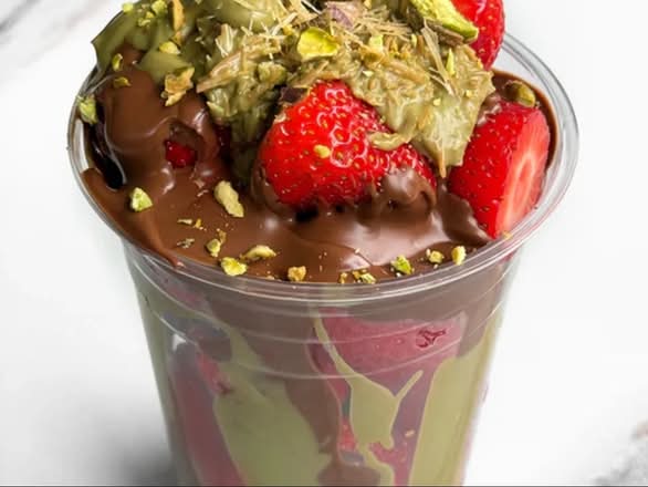 viral dubai strawberry cup