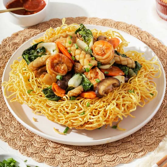 SF7. Mì Xào Giòn - Crispy Egg Noodles with Pork / Beef / Chicken / Mix Seafood
