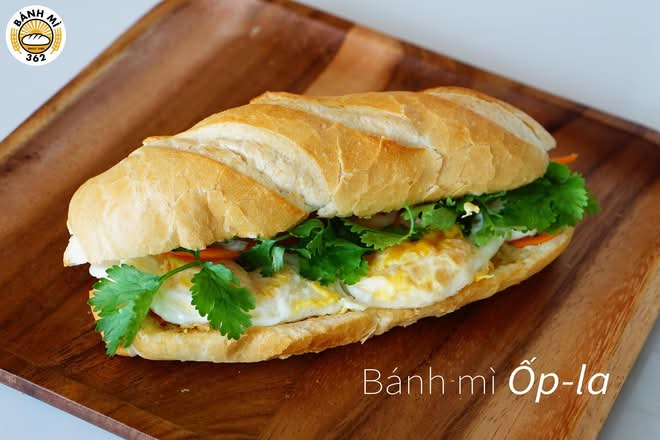 BM12. Bánh Mì Trứng Ốp La - Fried Eggs Sub