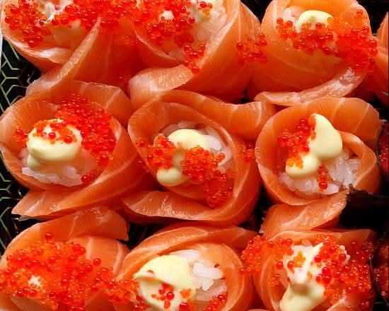 105. Salmon Rose Sushi (2 pcs)