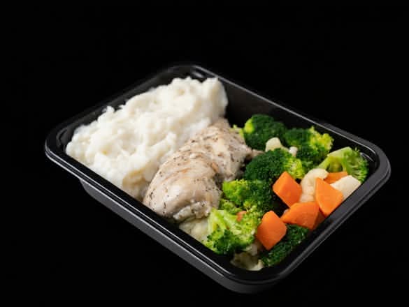 Grilled Chicken with Steamed Vegetables and Mashed Potatoes  / Poulet grillé, légumes vapeur et purée de pommes de terre