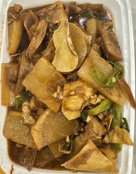 505. Stewed Beef Tendon and Brisket with Radish and Bean Curd 鮮支竹蘿蔔牛筋腩煲