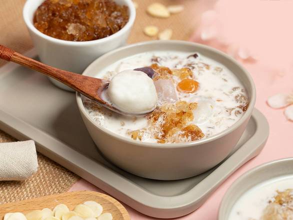 Taro Balls, Peach Resin & Glutinous Rice Balls in Almond Tea 杏仁桃膠圓又圓