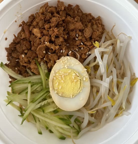 Zhajiangmian (Chinese Noodles with Soybean Paste and Ground Pork)炸酱面