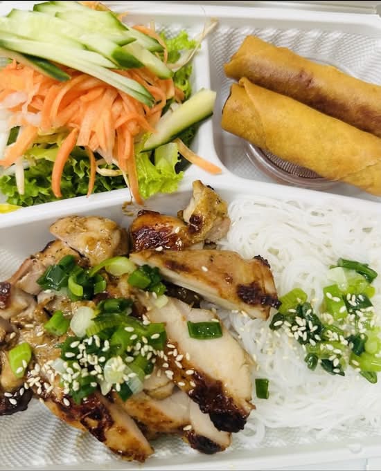 # 26. Poulet  Grrillé Servi Avec Vermicelli Et Rouleau Impérial / Grilled Chicken Served with Vermicelli and Imperial Roll