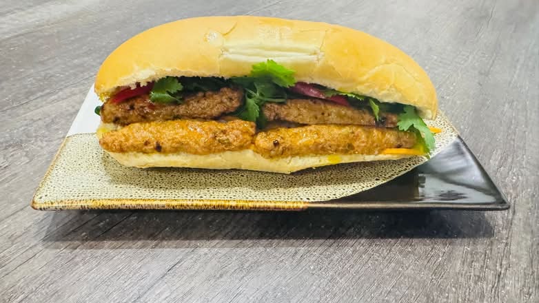 Fish cake sandwich ( Bánh mì chả cá)