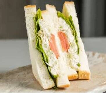 CHICKEN SALAD TRIANGLE SANDWICH
