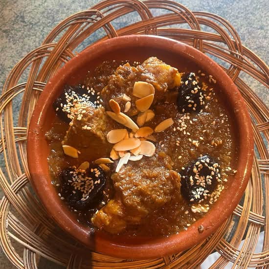 VEAU AUX PRUNES,  AMANDES ET SÉSAMES GRILLÉS'  3 PAINS RONDS À CÔTÉ / Veal with plums, almonds and toasted sesame seeds; 3 round rolls on the side