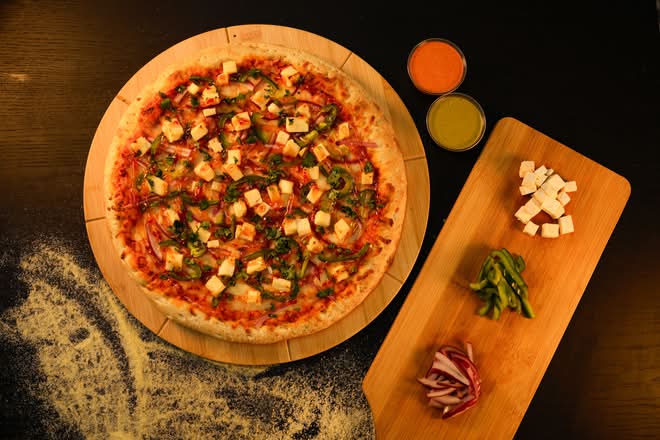 Chili Chicken or Paneer Pizza