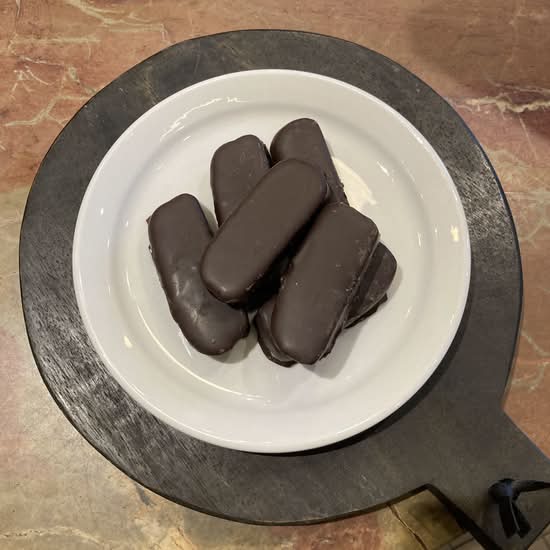KARIOKES (Chocolats fourrés aux noix et aux biscuits) / KARIOKES (Greek walnut-filled chocolates)