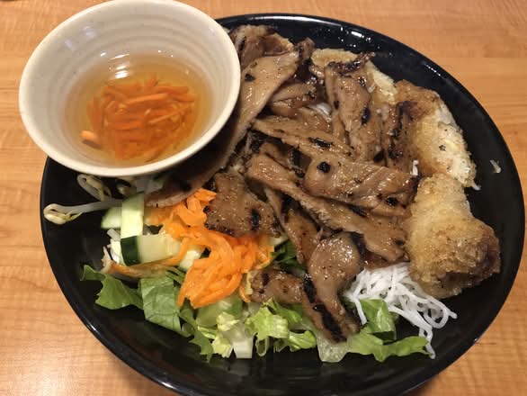 Rice Noodles with Grilled Chicken and Spring Roll
