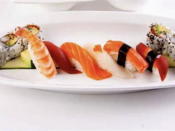 Assorted Sushi (12pcs)