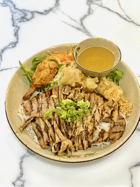 49. Grilled Pork with Spring Rolls and Shrimp on Sugarcane with Vermicelli Noodles (烤猪肉春卷甘蔗虾檬)