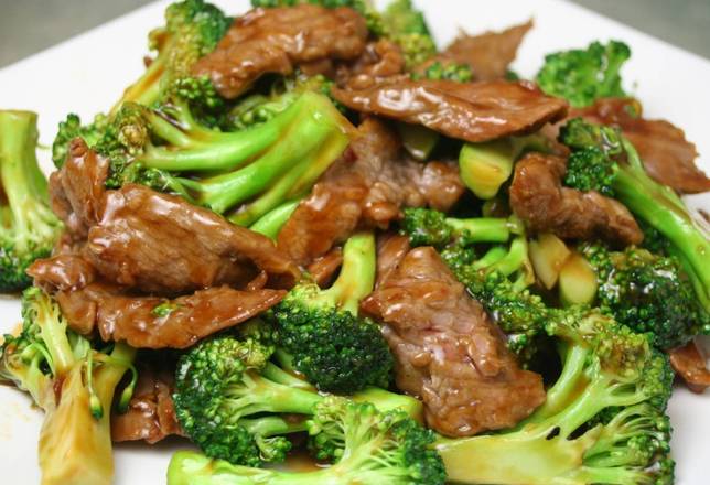56. Nouilles Sautées aux Brocolis/ Broccoli Stir-Fried Noodles / 西兰花炒面(鸡或牛)