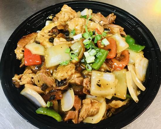 43. Nouilles larges de riz sautées au porc, sauce aux fèves noirs / Stir fried large rice noodles with pork, black bean sauce / 豉椒肉片河