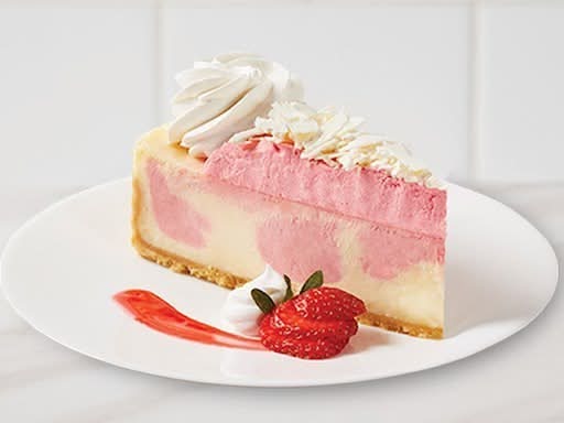Tranche de Gâteau au Fromage Fraises sauvages & crème