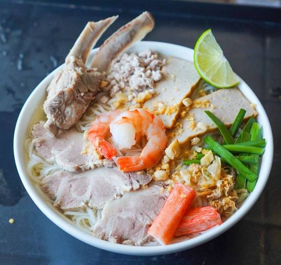 Famous Phnom Penh Noodle Soup (Hủ Tiếu Nam Vang)