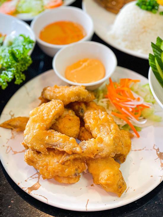 Fried Chicken Wings with Spicy Thai Sauce (Cánh Gà Chiên Thái)
