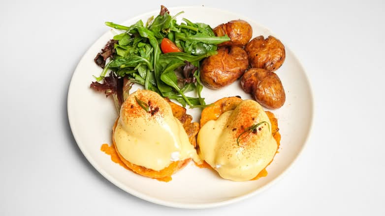 Bacon & Cheddar Benedict