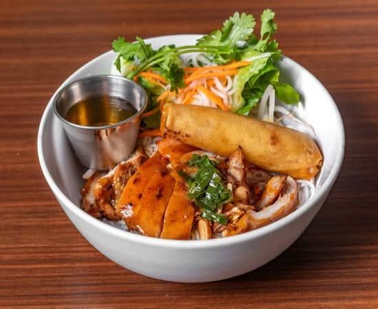 V2) Poulet Grillé + 1 Rouleau Impérial / Grilled Chicken with 1 Imperial Roll