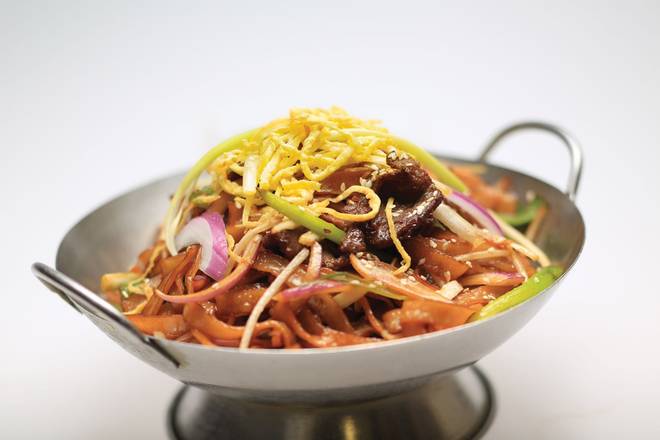 701. Flat Rice Noodle with Beef Tenderloin and Bean Sprout in Soy Sauce 干炒牛河