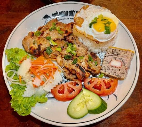 STEAM RICE WITH GRILLED CHICKEN, EGG MEATLOAF, FRIED EGG - CƠM GÀ, CHẢ TRỨNG, OPLA