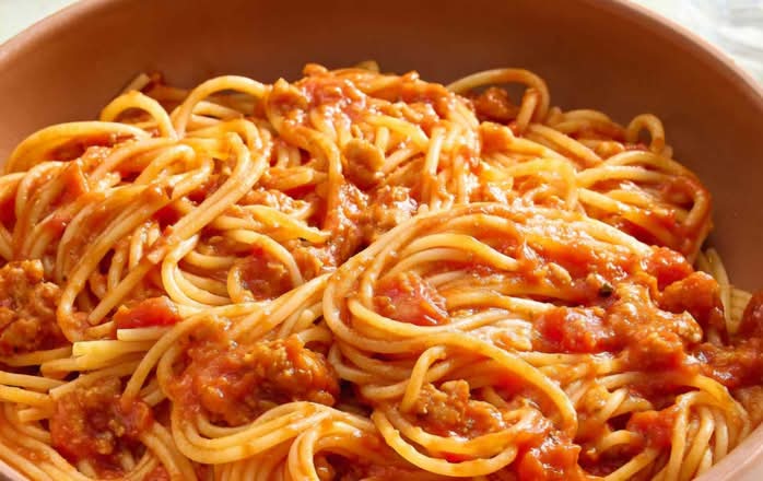 SMALL TRAY NOODLES JOLLOF (SPAGHETTI)