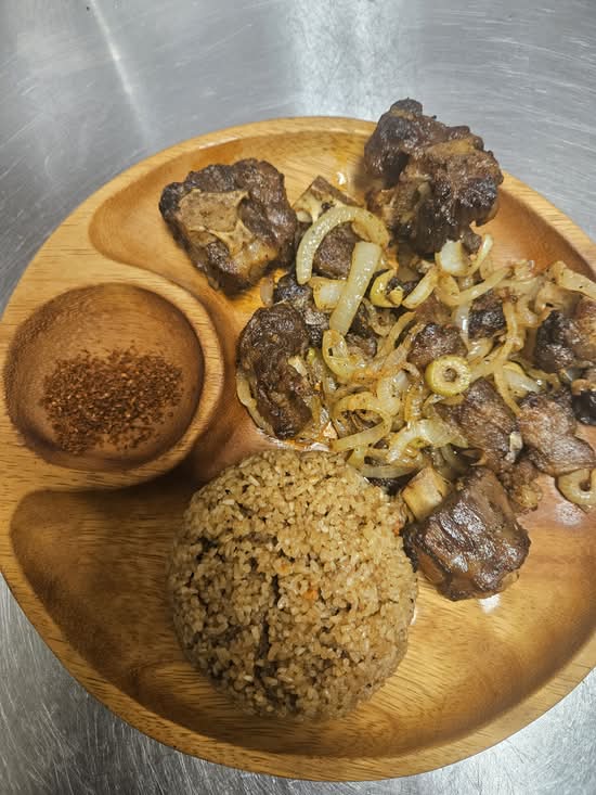 Riz soumbala aux côtelettes d'agneau — Soumbala rice with lamb chops