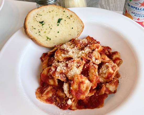 Cheese tortellini with tomato sauce