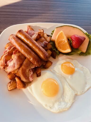 Two Eggs, Bacon, Ham or Sausage / Deux oeufs, bacon, jambon ou saucisses