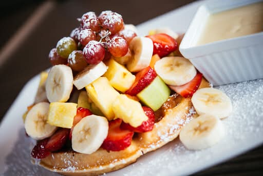 French Toast or Waffles - Fresh Seasonal Fruits & English Cream / Gaufres - Fruits frais de saison et crême anglaise