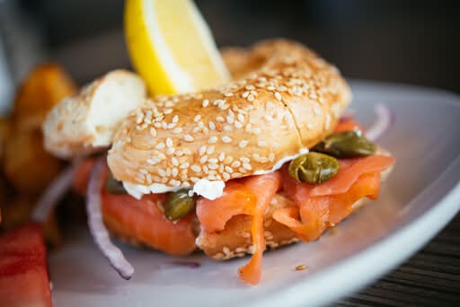Bagel Lox (Smoked Salmon) / Bagel et saumon fumé