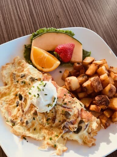 Smoked Salmon & Onion Omelette / Omelette  saumon fumé et oignon