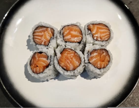 Salmon Roll (6 pcs)