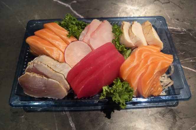 Sashimi Deluxe (18pcs)