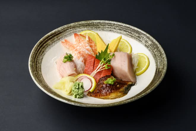 ASSORTED sashimi (15 pcs)