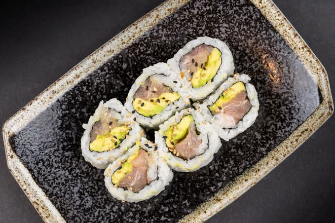 TUNA & AVOCADO roll (8pcs)