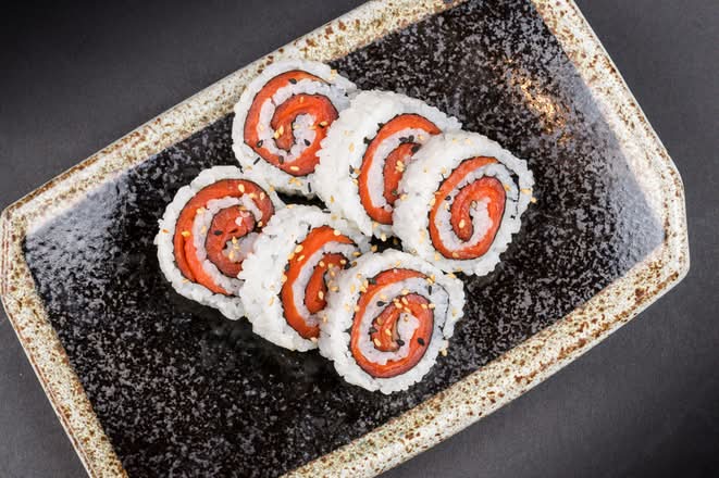 SMOKED SALMON roll (6pcs)