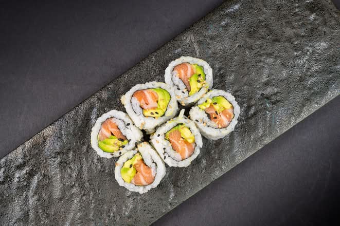 SALMON & AVOCADO roll (8pcs)