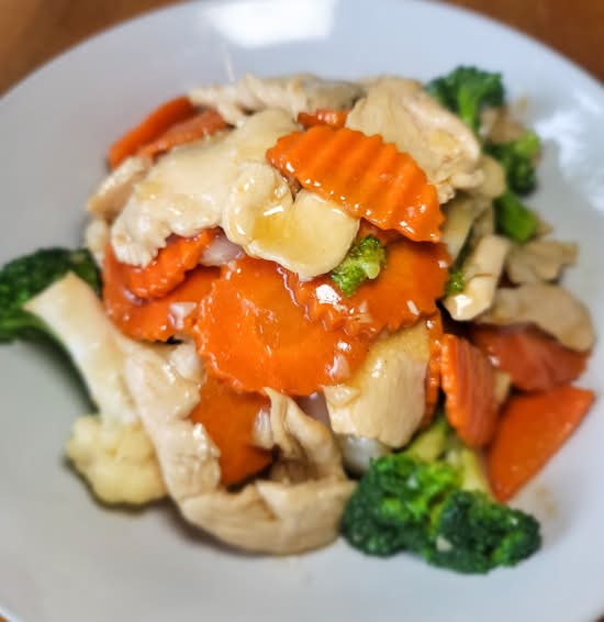 D6. Pad Gra Tiem (Garlic Sauce)