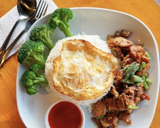 SIG1. Moo Tod Gratiem Kai Dao Rad Khao (Garlic Pepper Pork)