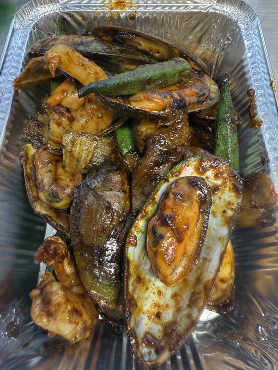 Stir red curry fried mussels with okra