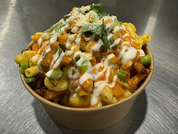 BUFFALO RANCH MAC & CHEESE POUTINE - SMALL