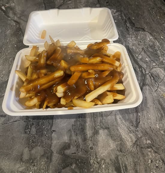 Grande Frites Sauce / Large Fries and Gravy
